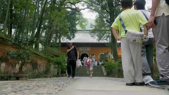 国清寺，人来人往的游客行走的特写