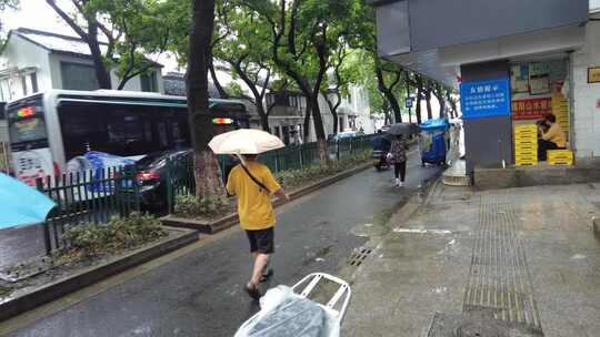 城市下雨雨季实拍交通