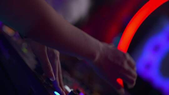霓虹灯下的DJ打碟 手势 手控 电子