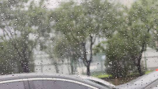 雨天驾车行驶在城市马路上车窗外视频素材模板下载