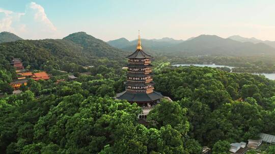 航拍西湖边雷峰塔