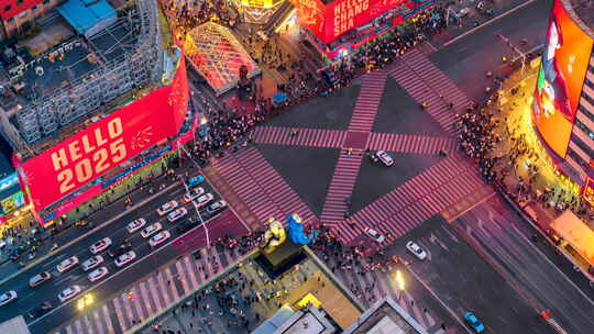 俯瞰长沙繁华路口人群车流交织的景象