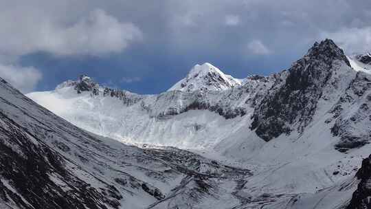 雪山山谷从云雾缭绕到烟消云散