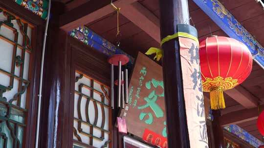 中式古建筑挂红灯笼场景