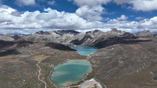 航拍晴朗天气下的四川甘孜姊妹湖风景