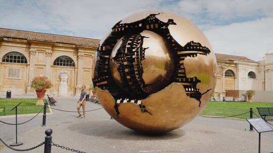 球体形状的青铜雕塑视频素材模板下载