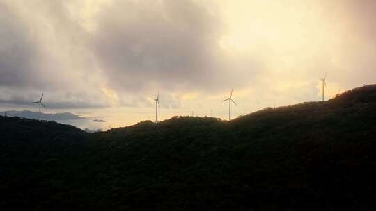 广东阳江海陵岛夕阳下的海边风车