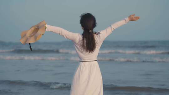 美女海边休闲渡假吹海风海浪