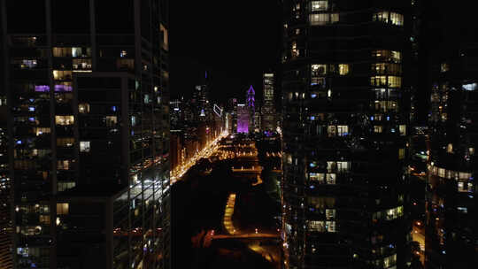 航拍夜间的城市摩天大楼