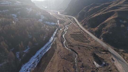 山谷间蜿蜒公路航拍画面