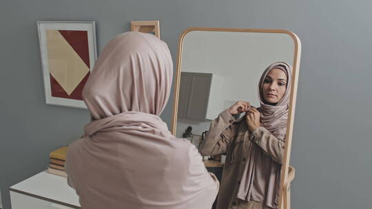 照镜子的穆斯林妇女