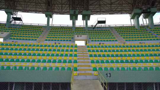 三里乌尔法体育场的绿色和黄色座位4K