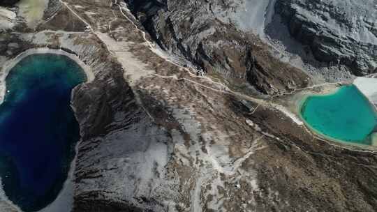 4K 稻城亚丁 牛奶海五色海远景后拉视频素材模板下载