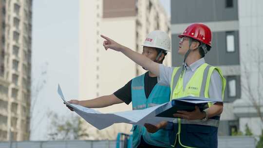 工地工建筑设计师对照图纸指挥施工