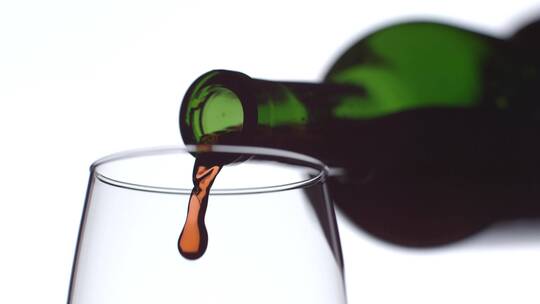酒瓶中的酒倒入酒杯的慢镜头
