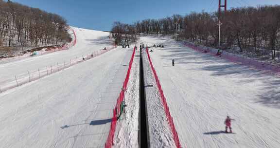 户外滑雪场雪道全景及滑雪者