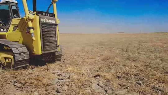 航拍机械化犁地耕地翻地农业种植视频素材模板下载