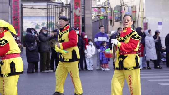 街头传统服饰敲锣表演