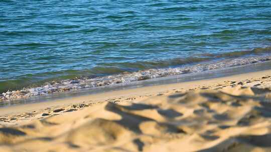 晴天大海海岛海浪浪花冲刷沙滩