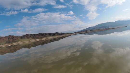 FPV无人机航拍天空之镜蓝天白云湖泊高山