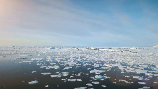 南极洲冰海上空的空中飞行。