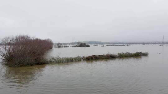 鸟瞰英国冬季洪水造成的破坏场景