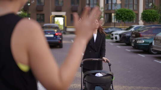 一个带着婴儿车的女人在夏日户外散步时遇到