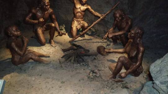 原始人祖先在山洞里烤火的雕像视频素材模板下载