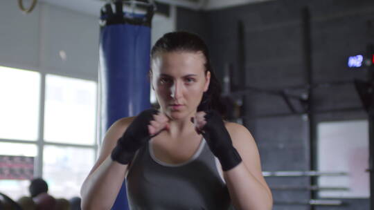 女拳击手在打拳视频素材模板下载