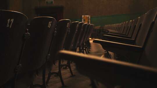 旧剧院时光-回忆旧电影院-怀旧椅子视频素材模板下载