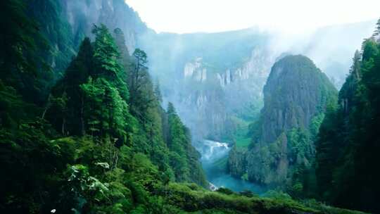 云雾缭绕的山间峡谷自然风景