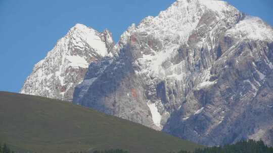 高原蓝天白云雪山