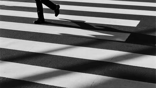 黑白斑马线行人剪影艺术概念视频