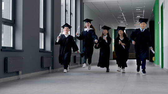 毕业生在走廊奔跑