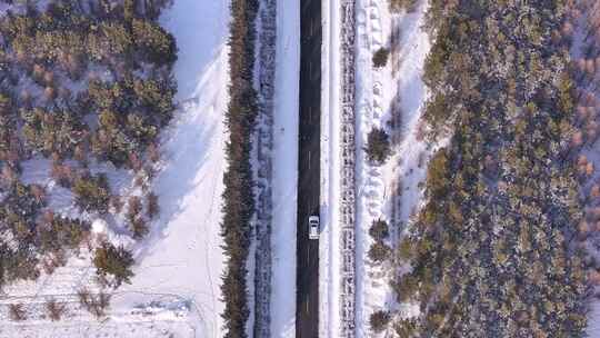 被雪覆盖的乡村道路和建筑的鸟瞰景象