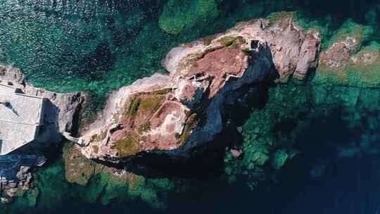 海洋空中的大型岩层