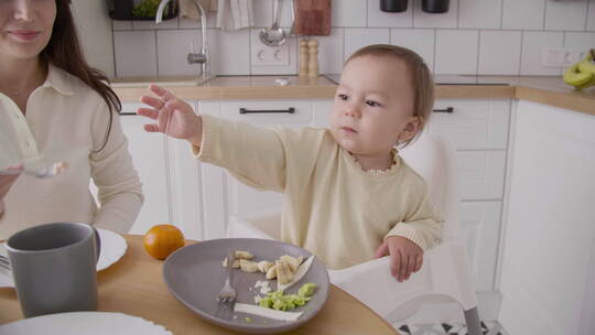 厨房里妈妈喂宝宝吃饭视频素材模板下载