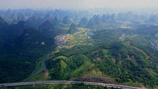 桂林喀斯特山谷中穿行的高速公路视频素材模板下载