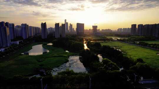 夕阳下安静的城市草坪湿地