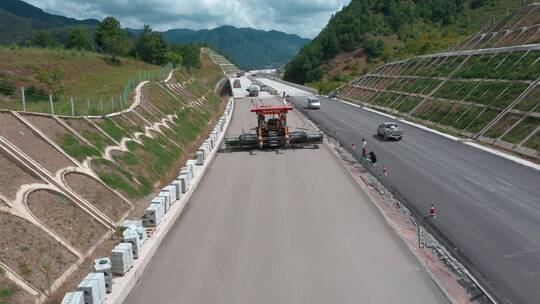 高速公路建设视频高速公路摊铺机铺设路面