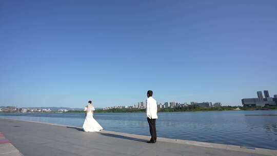 天府新区兴隆湖湖边走廊打卡拍照新人婚纱视频素材模板下载