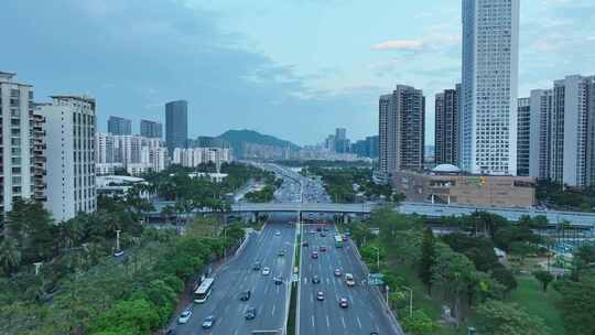 傍晚城市道路航拍城市交通车流多车道八车道