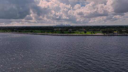 庞恰特雷恩湖上的帆船，空中展示新奥尔良市的天际线视频素材模板下载