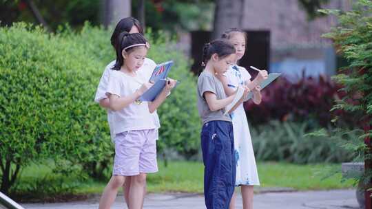 在公园写生画画的小孩子