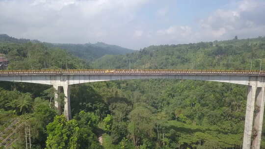 巴厘岛最高大桥Jembatan Tukad Bangkung上的交通和游客