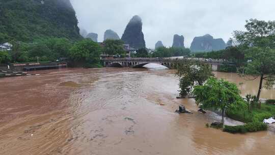 桂林阳朔暴雨漓江遇龙河河水暴涨