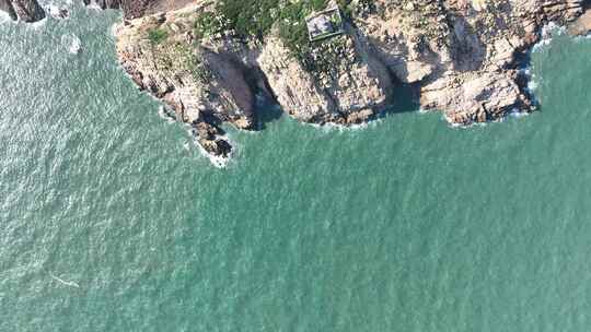 海边悬崖俯拍海岛海岸线岛屿岸边海水拍打