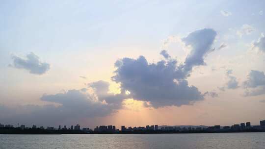 城市湖畔日落天空景象