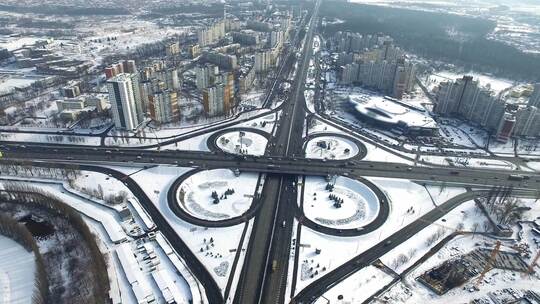 冬季立交桥路上飘雪的鸟瞰图