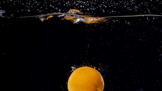 橙子掉入水中后飘起的特写